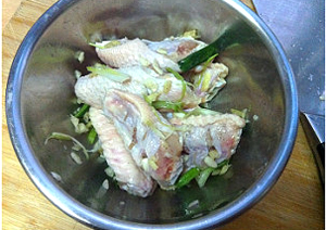 Món ăn: Cánh gà ướp tỏi băm nức mũi thơm lừng