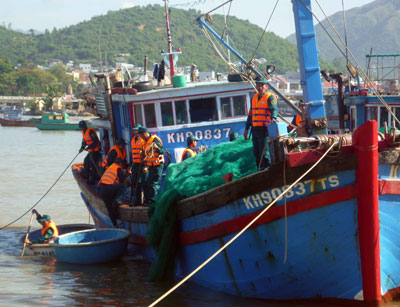  Trung đội dân quân biển tập trung TP. Nha Trang tham gia diễn tập tình huống giả định tìm kiếm cứu hộ, cứu nạn trong quá trình ra khơi đánh bắt hải sản.