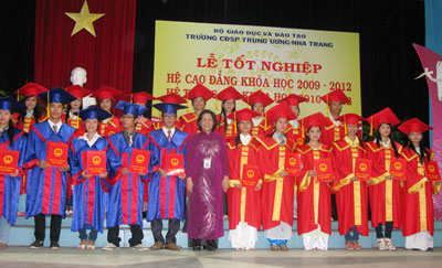 Chú thích ảnh: Bà Lê Thu Hà - Hiệu trưởng Trường Cao đẳng Sư phạm Trung ương - Nha Trang trao bằng tốt nghiệp cho sinh viên khóa 2009 - 2012.