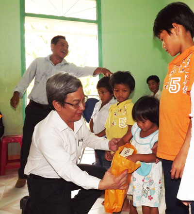  Đồng chí Lê Xuân Thân tặng quà cho trẻ em tại Trung tâm Bảo trợ xã hội huyện Khánh Vĩnh.