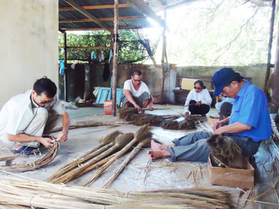 Hội viên Hội Người mù TP. Cam Ranh lao động tại cơ sở sản xuất tập trung.