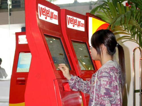 Hành khách tự làm thủ tục lên máy bay