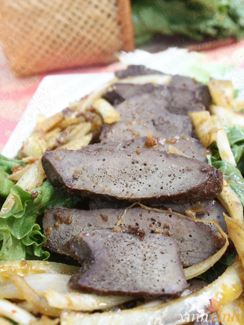 Món ăn: Bùi thơm gan heo chiên tỏi