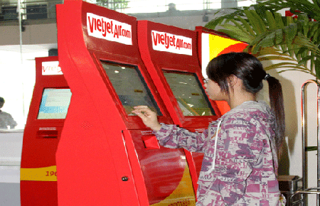 Theo VietJetAir, hệ thống kiosk check-in là công nghệ hiện đại được sử dụng hiệu quả trên thế giới để tăng tính chủ động và tiết kiệm thời gian, hành khách chỉ mất khoảng một phút để hoàn thành thủ tục lên máy bay.  