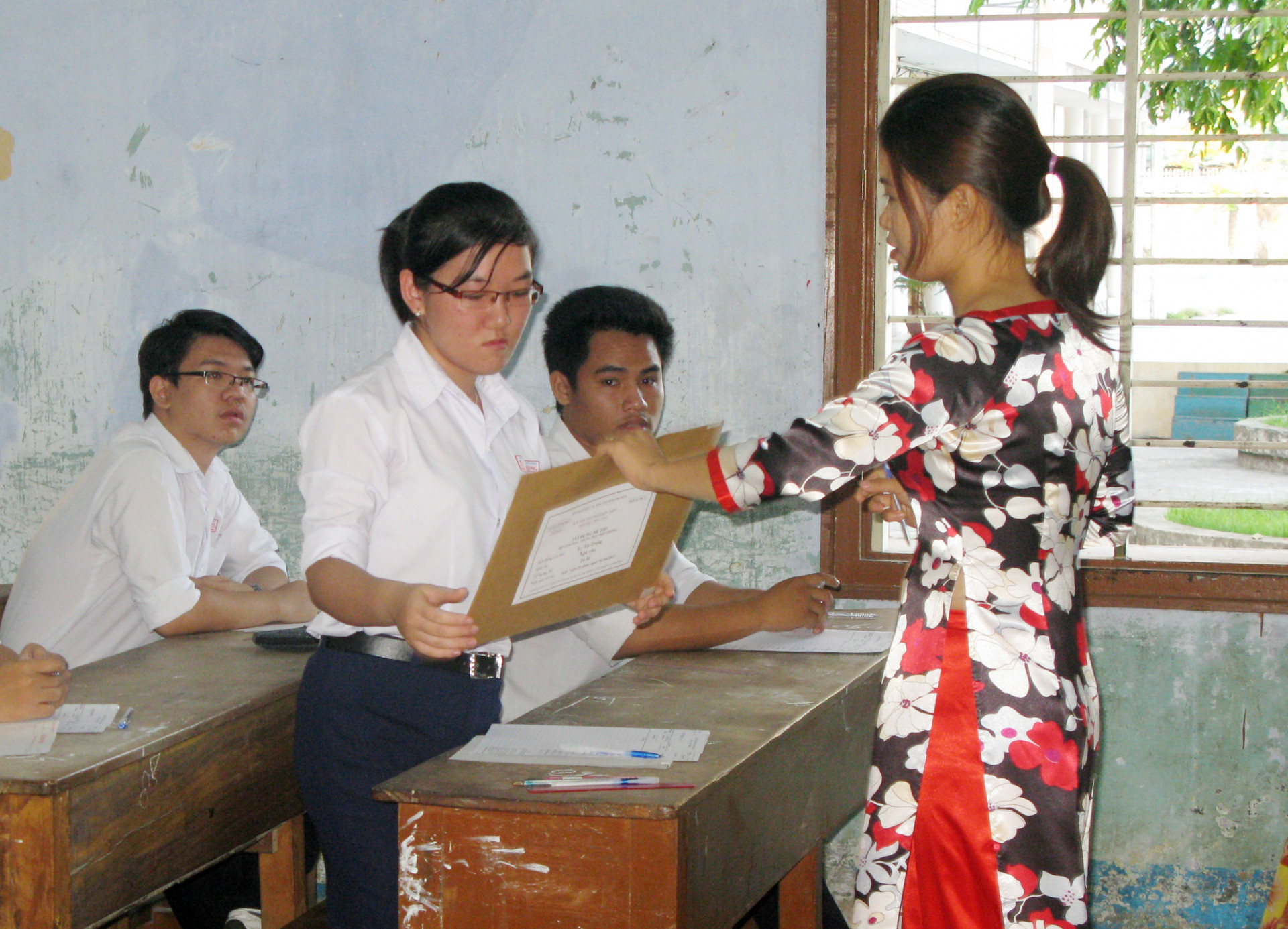 Thí sinh bắt đầu làm bài thi.