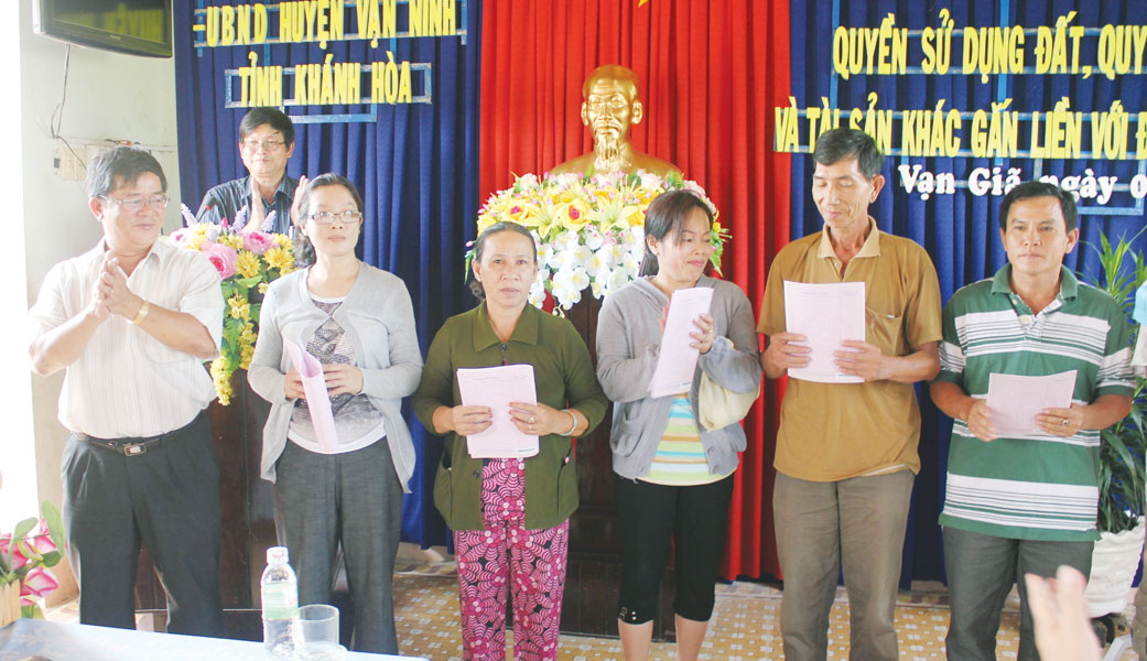 Phối hợp trao giấy chứng nhận quyền sử dụng đất cho người dân thị trấn Vạn Giã
