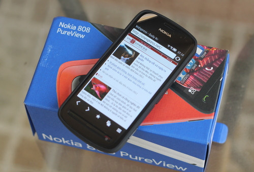 Nokia 808 PureView đầu tiên về Việt Nam có giá 14 triệu đồng.