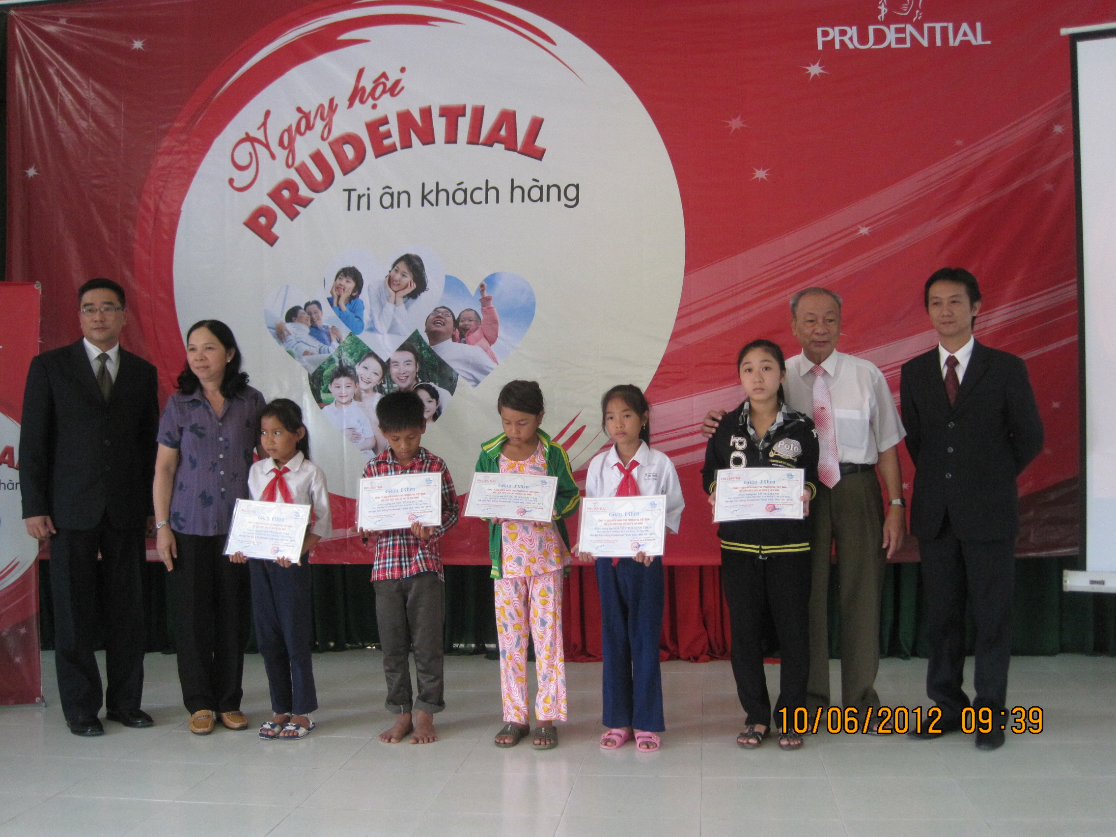 : Đại diện Công ty Prudential trao học bổng cho các em học sinh.