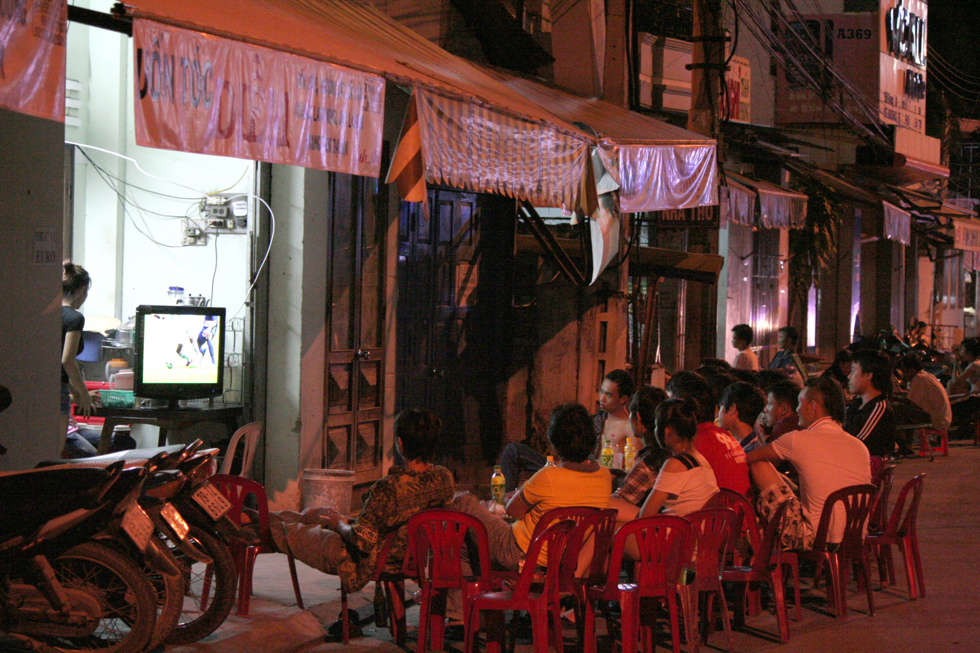 viên trọ xung quanh khu vực đường Đặng Tất đang say mê theo dõi các trận đấu ở Euro 2012.