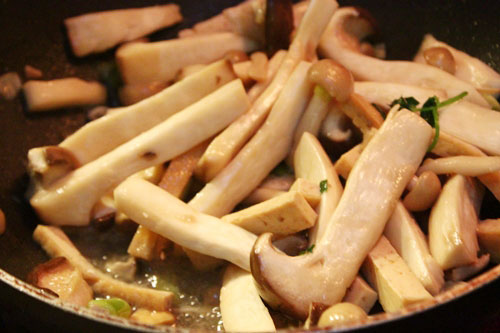 Món ăn: Đậu phụ xào nấm tươi