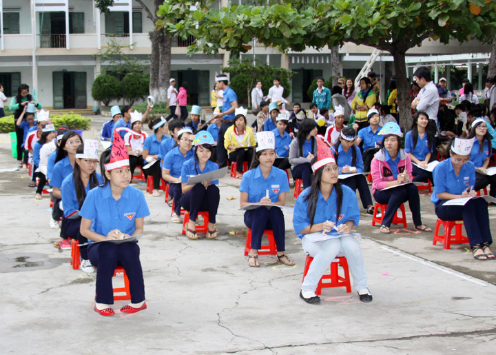 Tổ chức các hoạt động văn hóa ngoài trời là một trong những hình thức gây hứng thú học tập cho học sinh. Trong ảnh: Cuộc thi “Rung chuông vàng” giữa các trường THPT trên địa bàn TP. Nha Trang. 