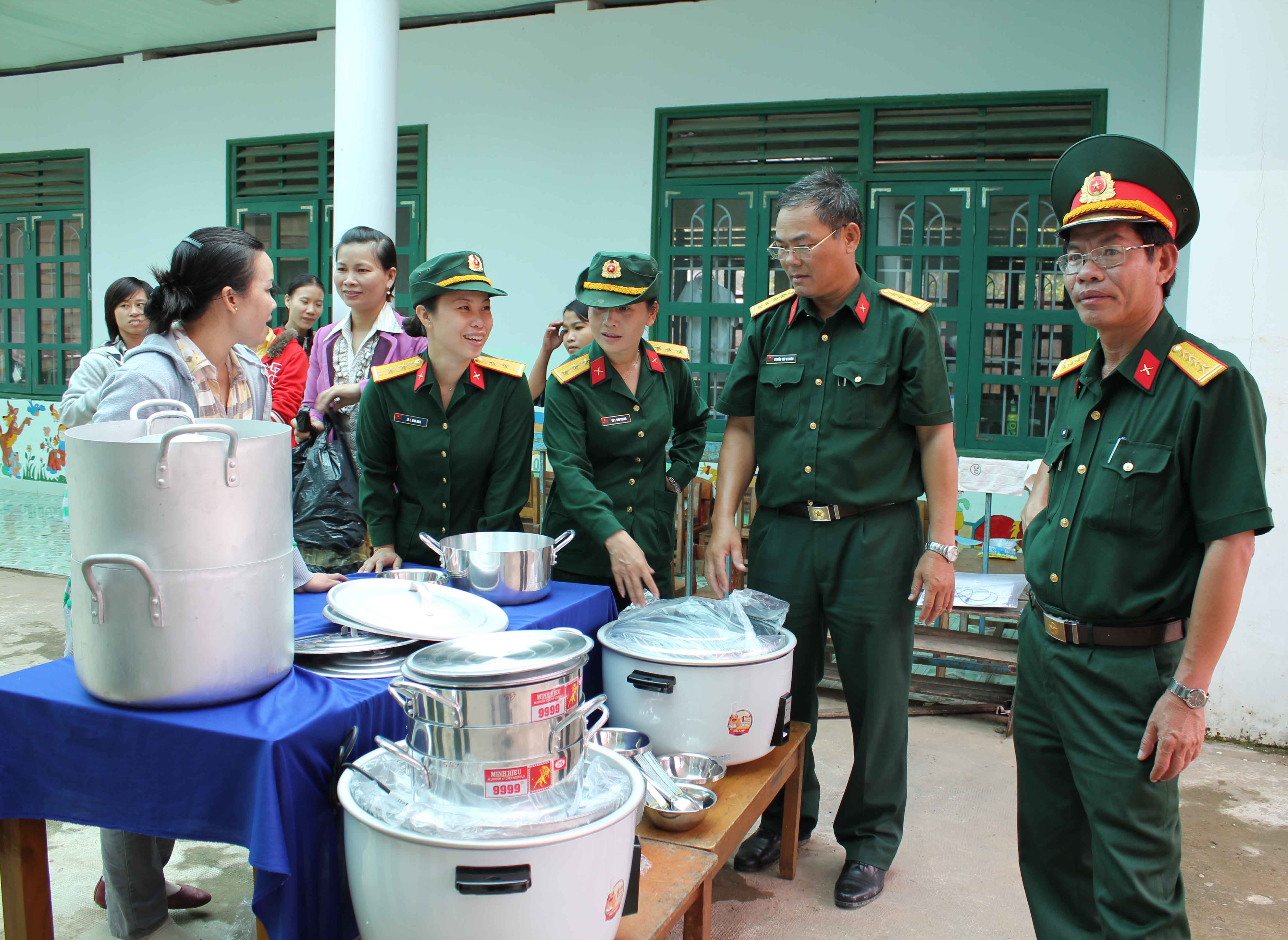 6 tháng, hỗ trợ các hộ nghèo, gia đình chính sách hơn 100 triệu đồng