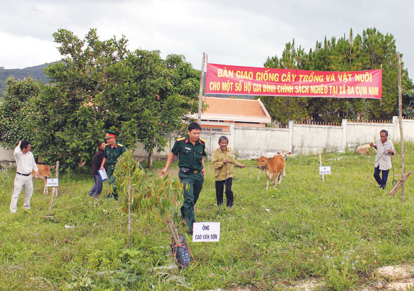 Tặng vật nuôi và cây giống cho các hộ gia đình chính sách nghèo xã Ba Cụm Nam