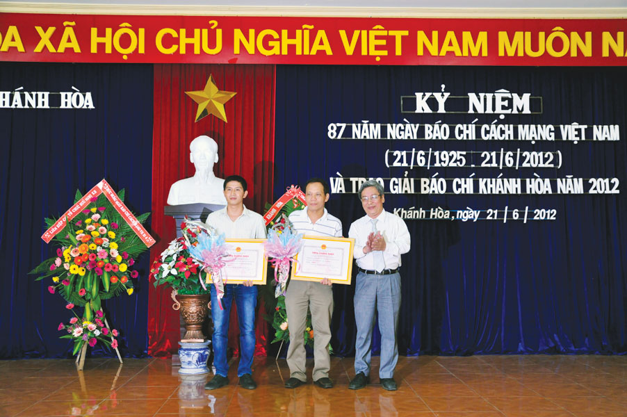 Kỷ niệm 87 năm ngày Báo chí cách mạng Việt Nam và trao Giải báo chí Khánh Hòa năm 2012