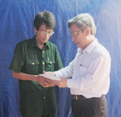 Thăm, trao tiền hỗ trợ cho gia đình bị hỏa hoạn ở phường Vĩnh Hòa (Nha Trang)