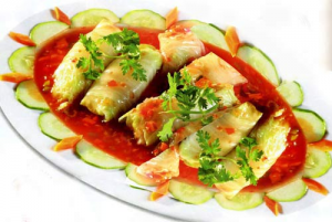 Món ăn: Cải thảo cuộn nấm xốt chua cay