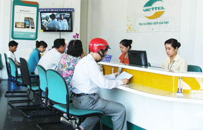 File DSCF6785: Khách hàng giao dịch tại cửa hàng của Chi nhánh Viettel Khánh Hòa.