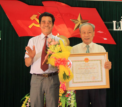 Thừa ủy quyền của Chủ tịch nước, đồng chí Lê Thanh Quang trao Huân chương Độc lập hạng Ba cho đồng chí Bùi Hồng Thái - nguyên Bí thư Tỉnh ủy.  