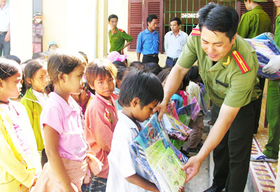  Đoàn Thanh niên Công an tỉnh tặng quà cho học sinh Trường Tiểu học Khánh Bình (huyện Khánh Vĩnh).