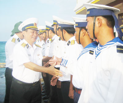 Thăm, tặng quà cán bộ, chiến sĩ và nhân dân tại 11 đảo