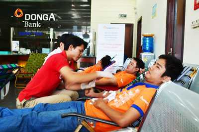 Hơn 100 cán bộ, công nhân viên tham gia hiến máu nhân đạo