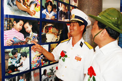 Mang chuyện nhà chiến sĩ ra Trường Sa