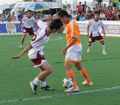  Các cầu thủ đội Quang Huy Mobile và Như Ý trong trận chung kết.