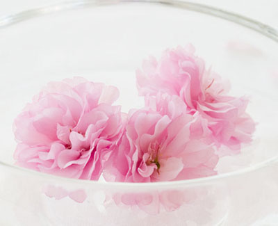 Da mịn với 2 loại nước hoa hồng tự chế