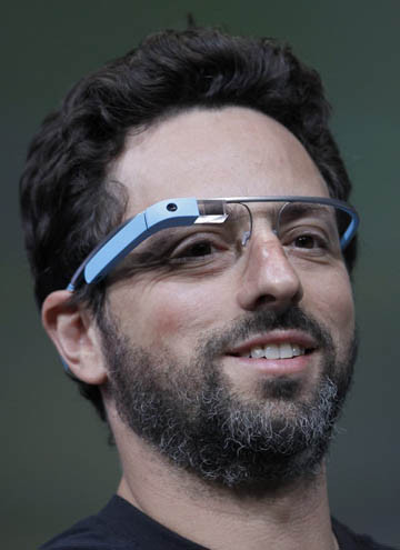 Sergey Brin và mẫu kính kết nối internet. (Nguồn: AP)  