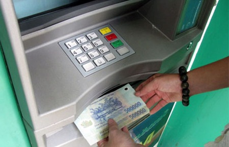 Chưa được thu phí rút tiền ATM nội mạng