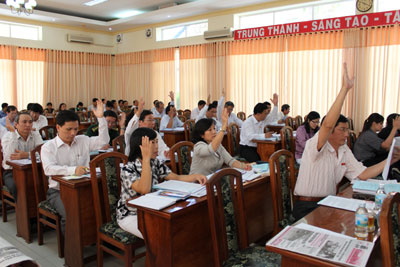 Các đại biểu thông qua nghị quyết.