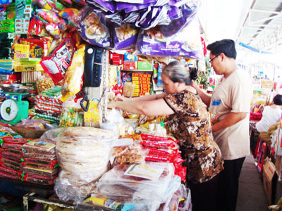  Một sạp bán thực phẩm khô tại chợ Xóm Mới (Nha Trang). 