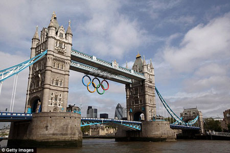 Biểu tượng Olympics trên Cầu tháp đôi London