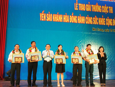 Ngày 29-6, tại Trung tâm Hội nghị tỉnh, Công ty TNHH Nhà nước một thành viên Yến sào Khánh Hòa tổ chức lễ tôn vinh khách hàng năm 2012 và trao giải cuộc thi Yến sào Khánh Hòa đồng hành cùng sức khỏe cộng đồng lần thứ II.