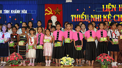 Các thí Ngày 29-6, Thư viện tỉnh tổ chức Liên hoan Thiếu nhi kể chuyện sách Hè 2012. Tham dự liên hoan có 38 thí sinh thuộc lứa tuổi thiếu niên và nhi đồng.