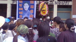 Người nhà sản phụ tử vong tại một BV ở Bắc Ninh đòi làm rõ cái chết của sản phụ (Ảnh: KT)