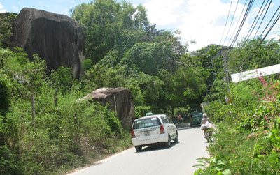 Khối đá trên đường Ngô Đến đang có nguy cơ đổ sập.
