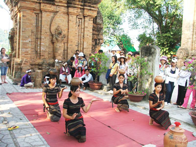 Khu Di tích Tháp bà Ponagar là một trong những điểm du lịch nổi tiếng của Khánh Hòa.