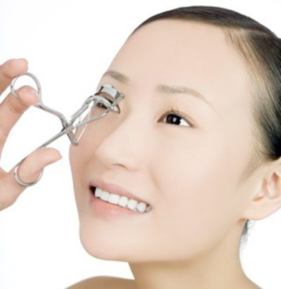 Mách chị em bấm mi đúng cách