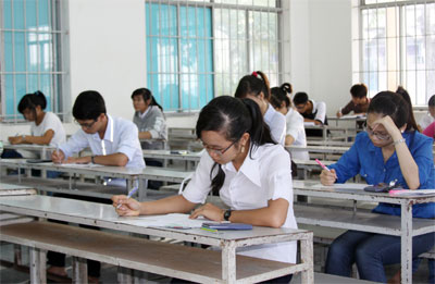 Đề thi khó, thí sinh căng thẳng