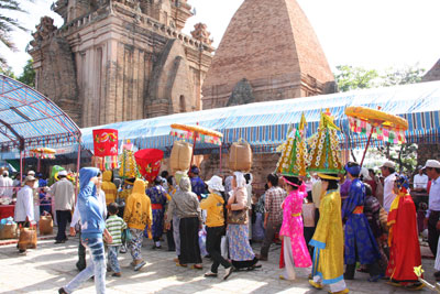 Khách hành hương về hội Tháp Bà 2012.