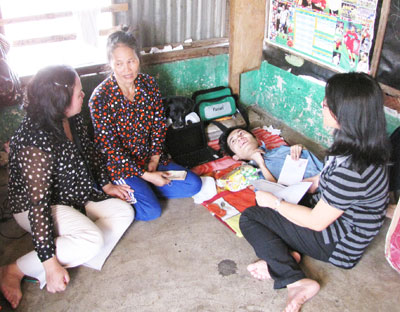  Đại diện Báo Lao động thăm hỏi và trao tiền hỗ trợ cho em Nguyễn Văn Trọng.