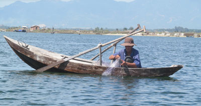 . HOÀI AN  Đầm Thủy Triều (huyện Cam Lâm) là nơi trú ngụ của hàng trăm loài thủy sản, đồng thời cũng là khu vực mưu sinh của nhiều hộ dân.