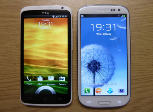 Hai điện thoại chủ lực của HTC, Samsung: One X và Galaxy S III. Ảnh: Stuff.