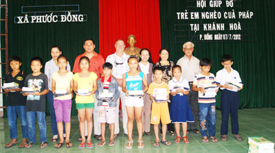 Trao quà cho học sinh nghèo xã Phước Đồng (Nha Trang)