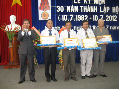 Tiến sĩ Nguyễn Thướng - Chủ tịch Hội Đông y tỉnh trao giấy khen cho các đơn vị.