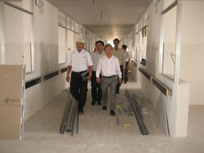  Đồng chí Lê Xuân Thân kiểm tra tiến độ thực hiện gói thầu.