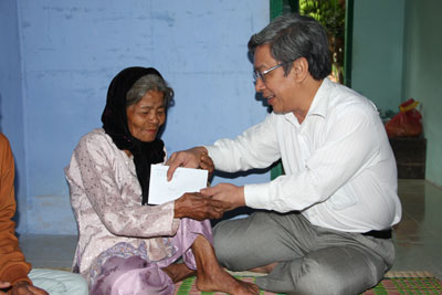 Đồng chí Lê Xuân Thân thăm hỏi, tặng quà bà Cao Thị Tanh.