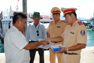 Lực lượng tuần tra Phòng Cảnh sát giao thông đường thủy Công an tỉnh kiểm tra các tàu chở khách du lịch. 