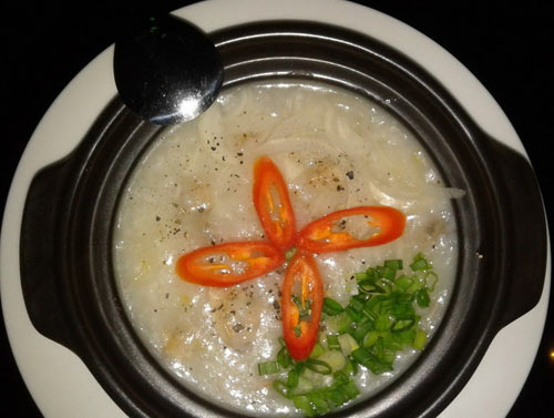 Món ăn: Cháo nghêu nóng hổi, cay nồng